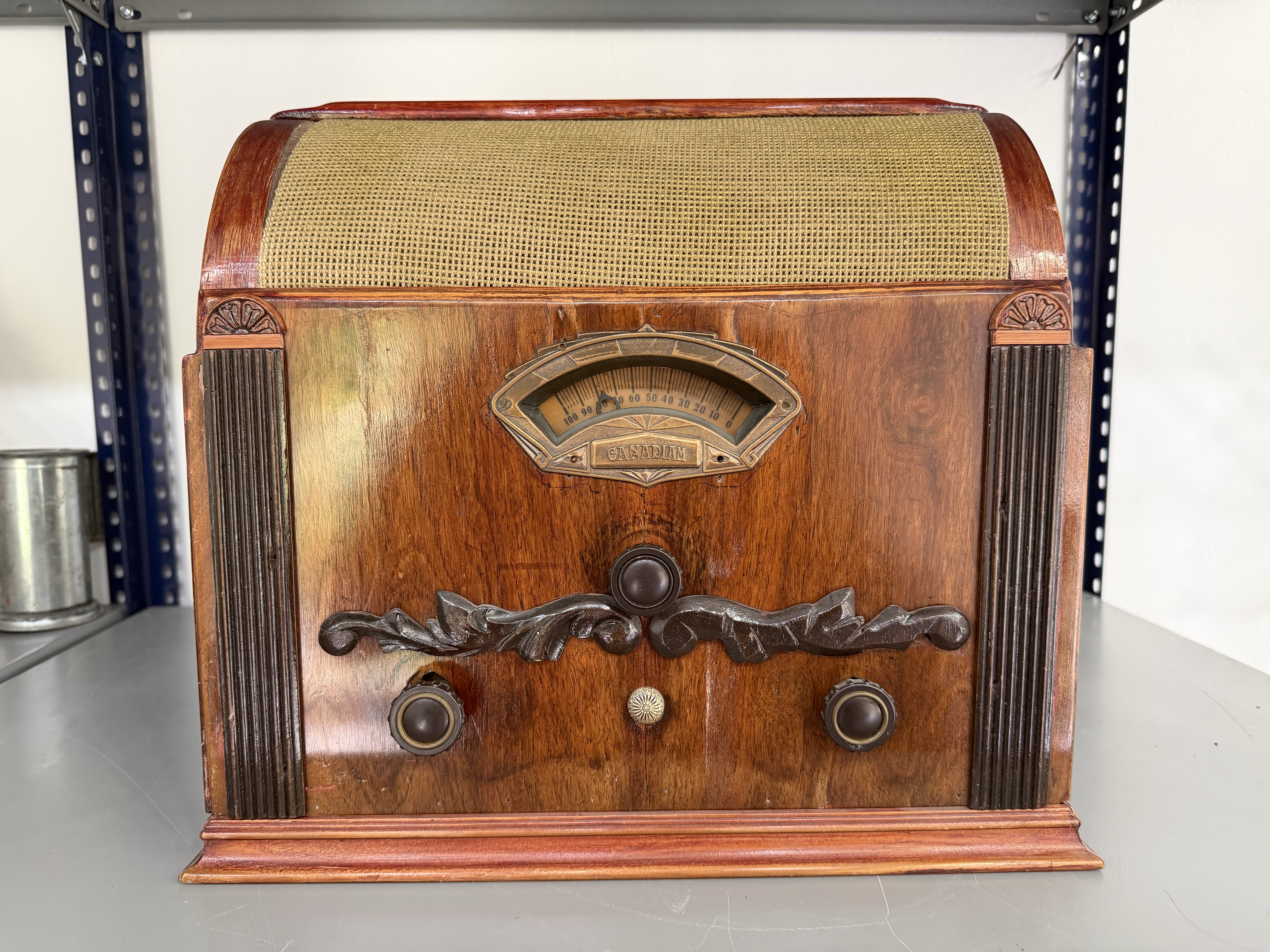 Canadian radio de mesa valvular con gabinete de madera curvo