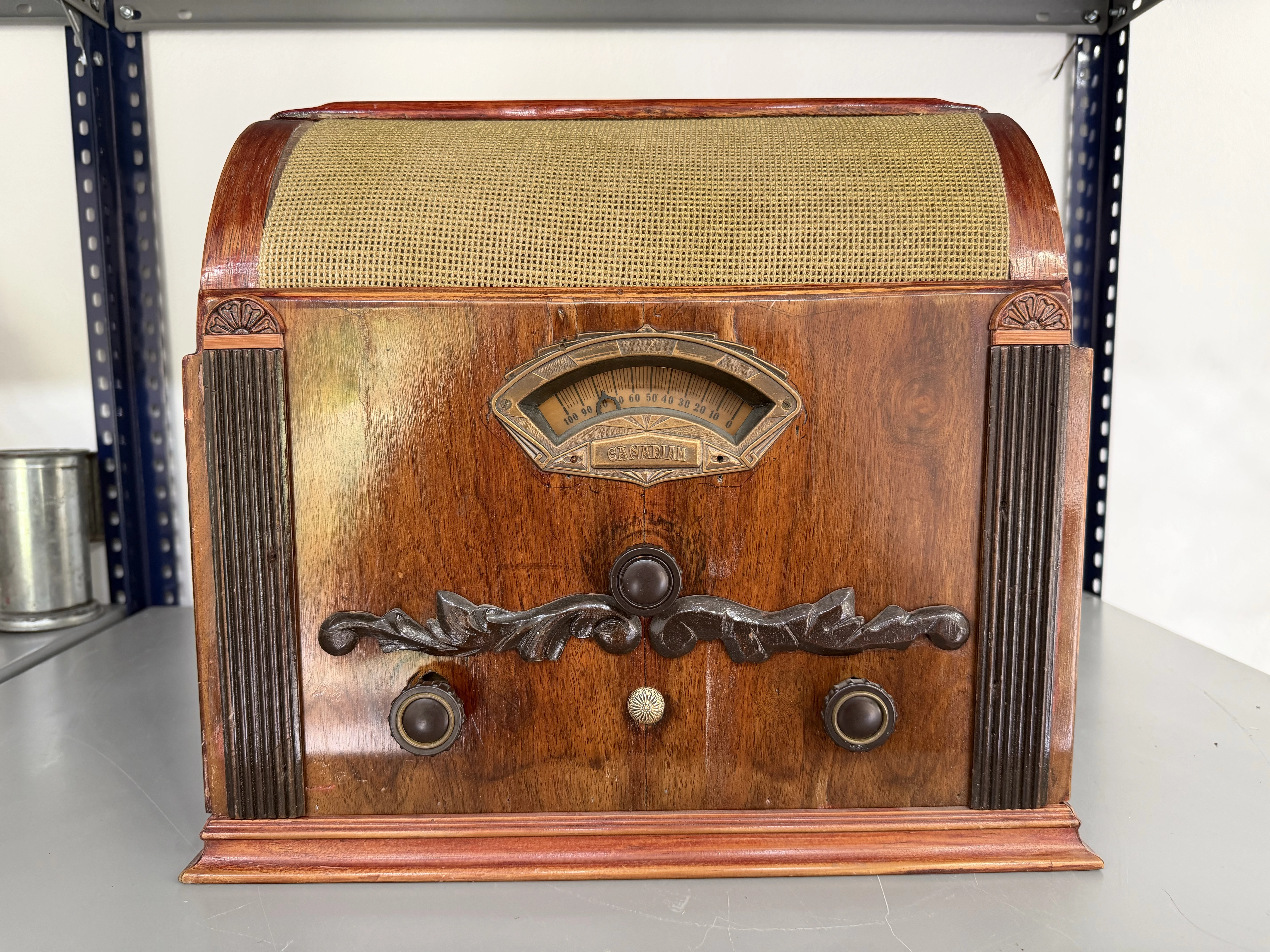 Canadian radio de mesa valvular con gabinete de madera curvo