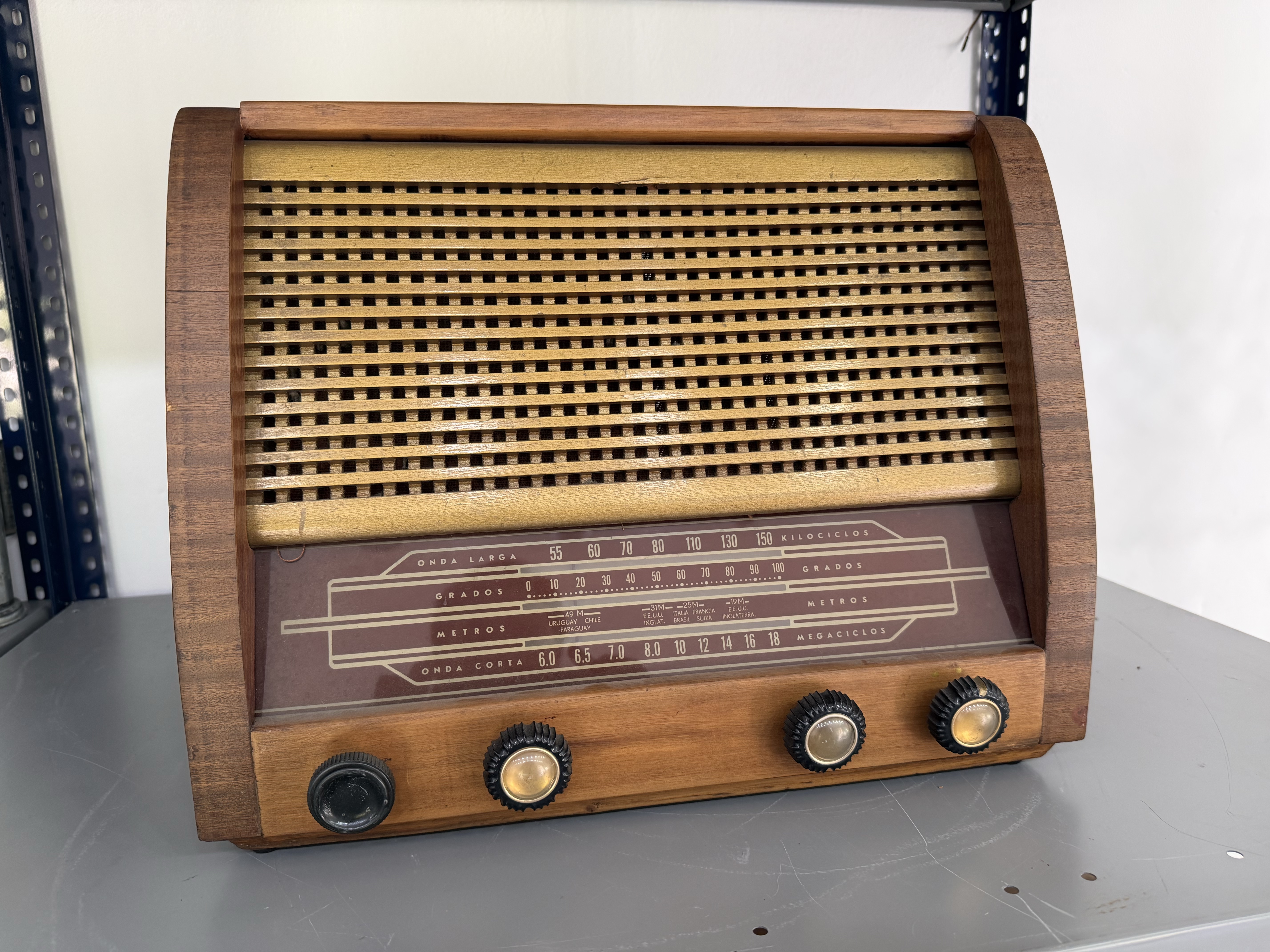 Radio de mesa valvular sin marca nacional con rejilla horizontal
