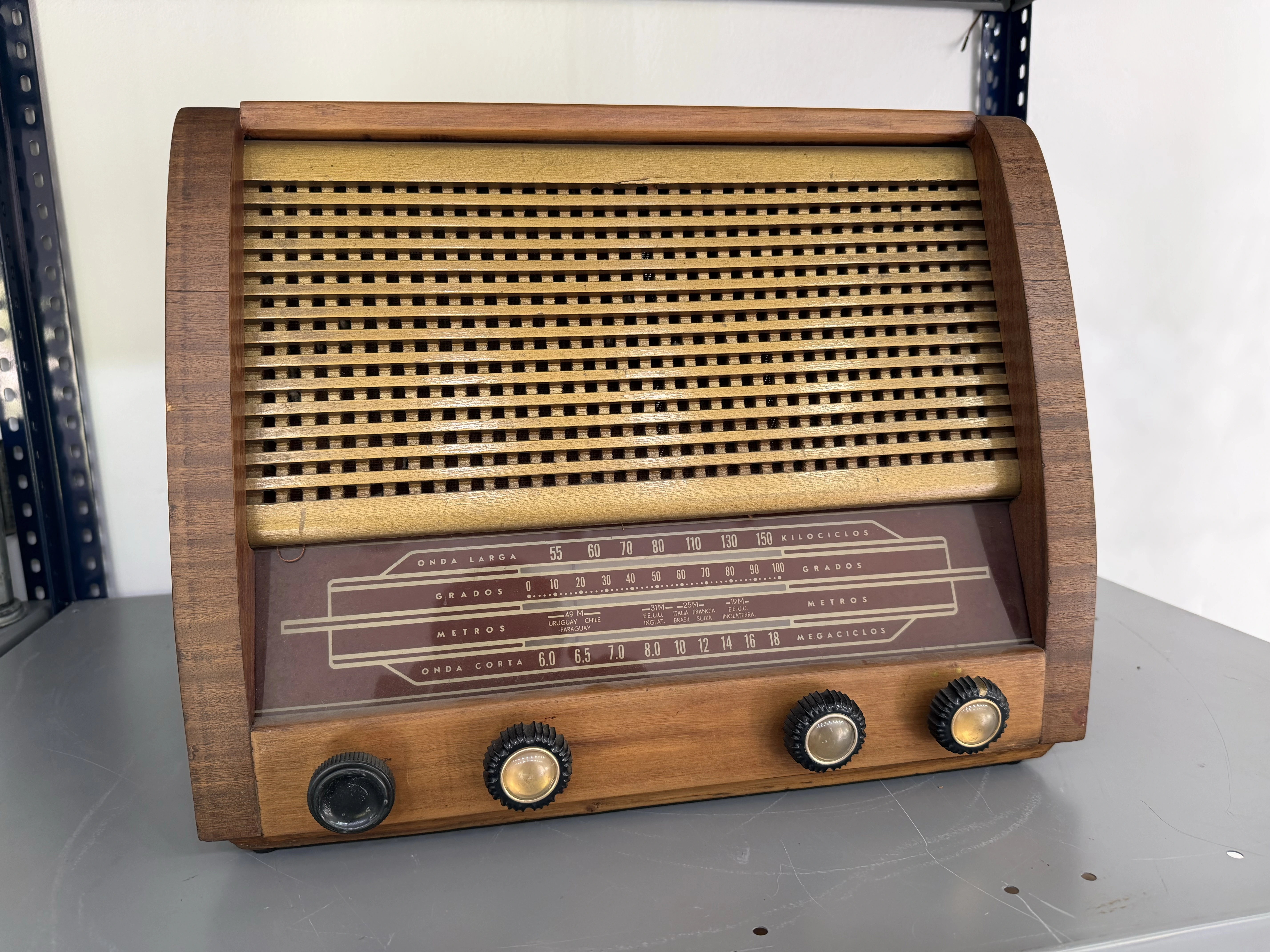 Radio de mesa valvular sin marca nacional con rejilla horizontal