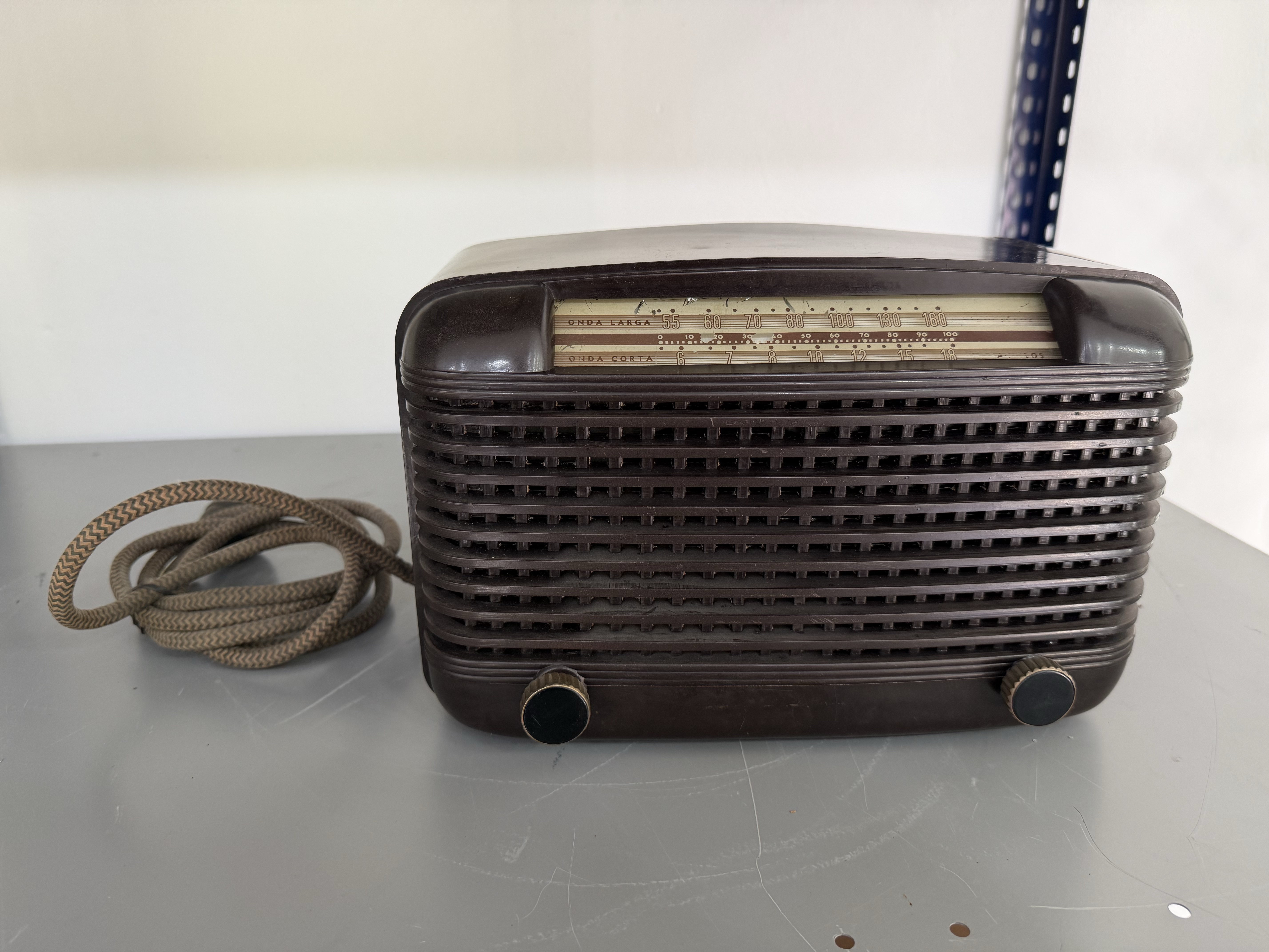 Radio de mesa sin marca de baquelita marrón