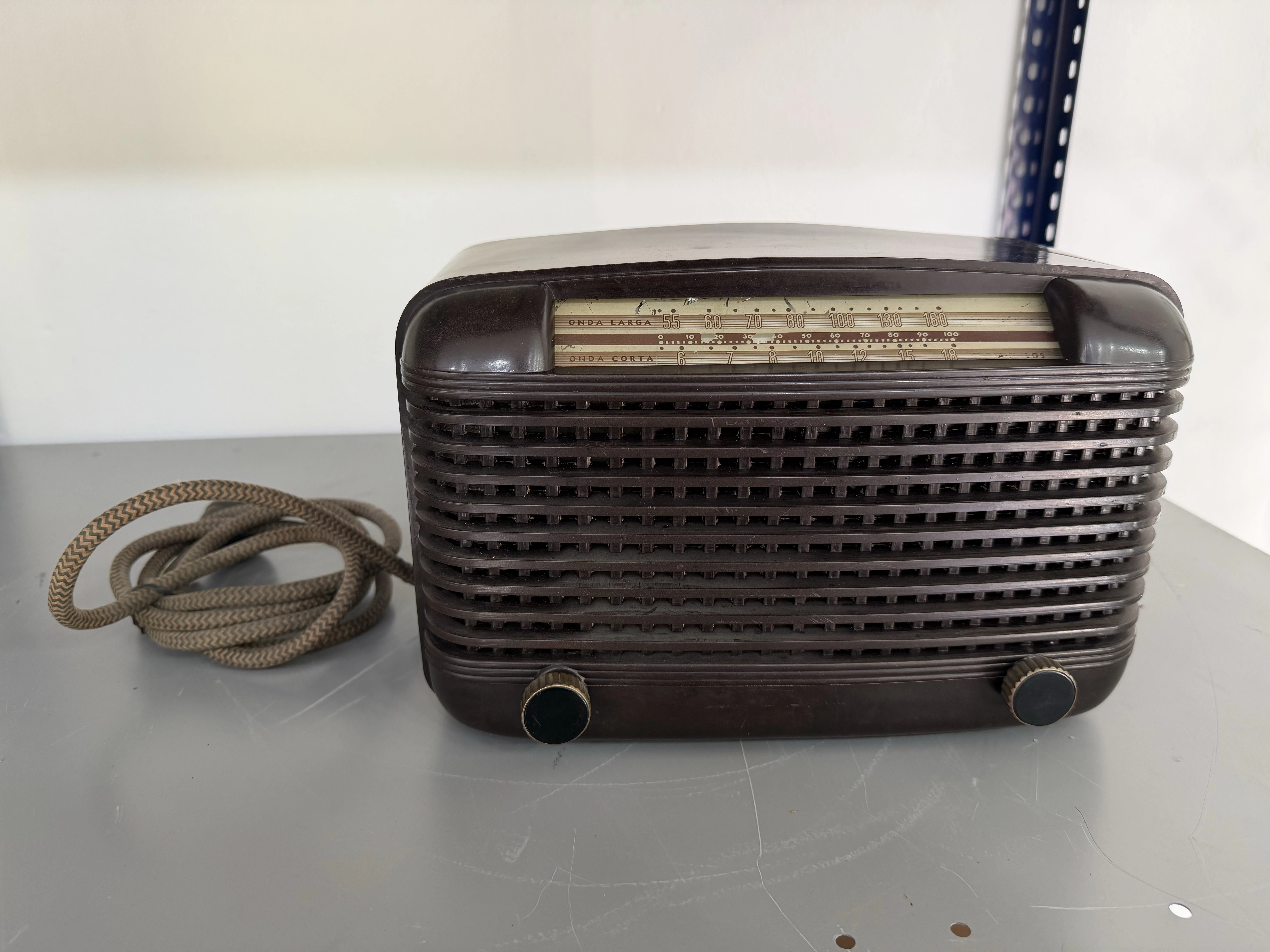 Radio de mesa sin marca de baquelita marrón