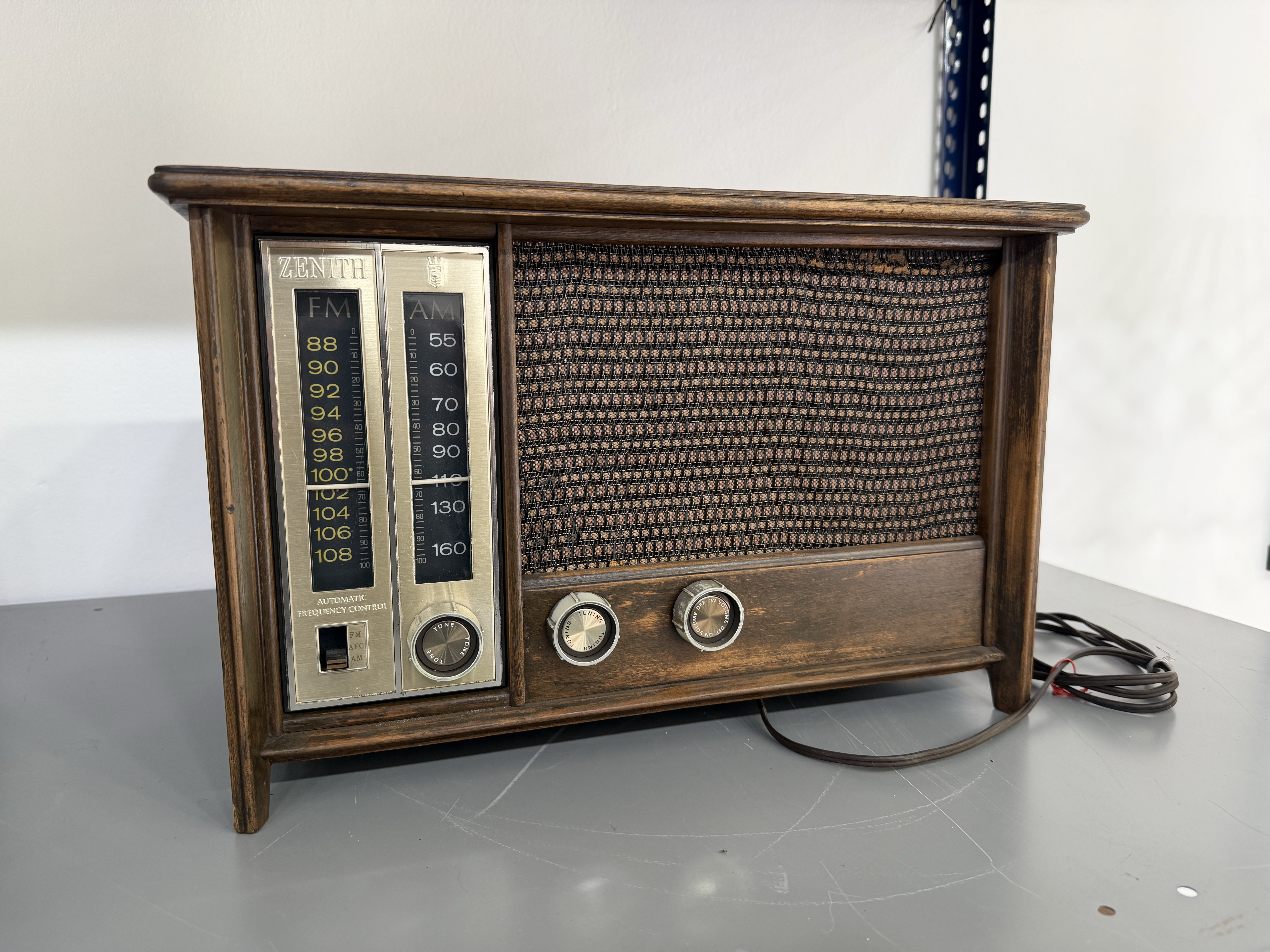 Zenith radio AM/FM de baquelita marrón
