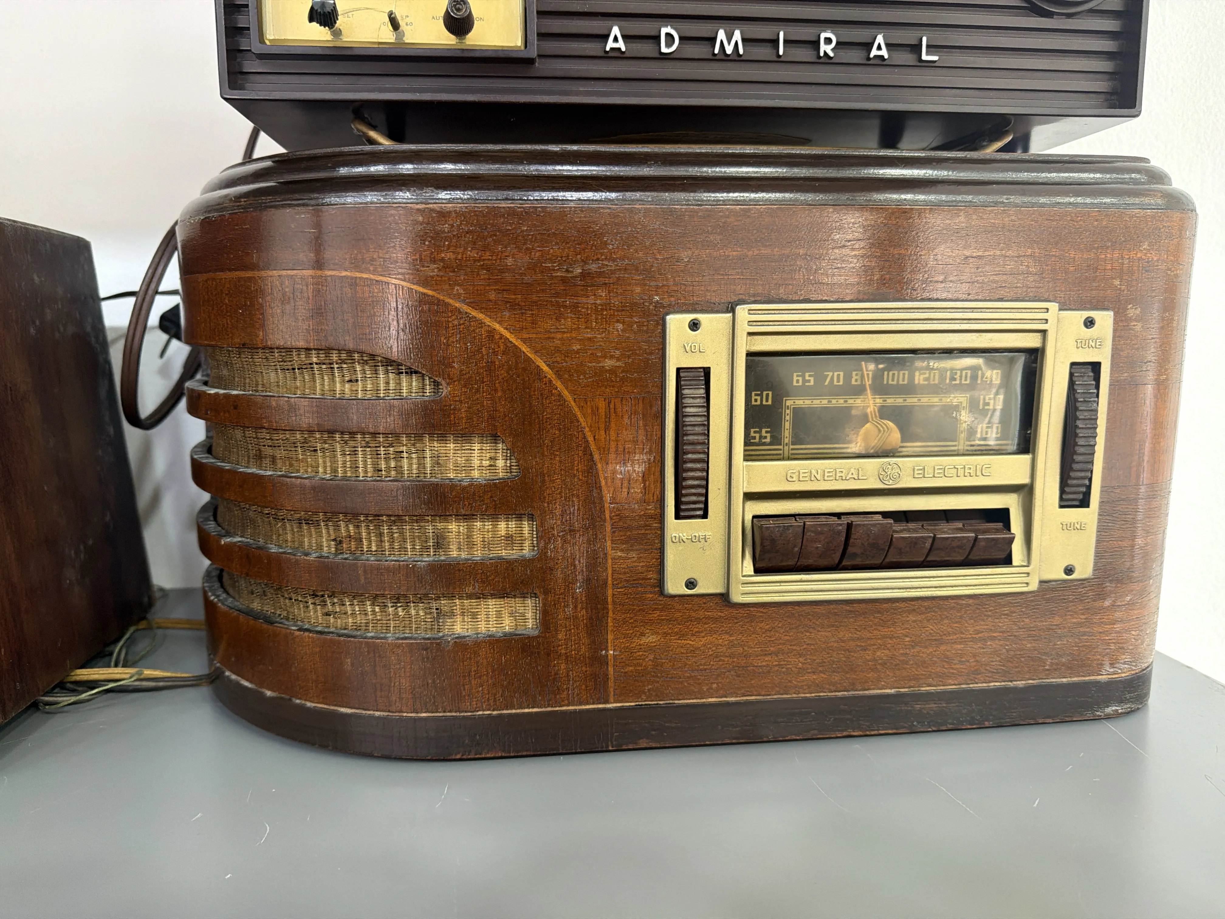 Radio de madera sin marca con dial redondo