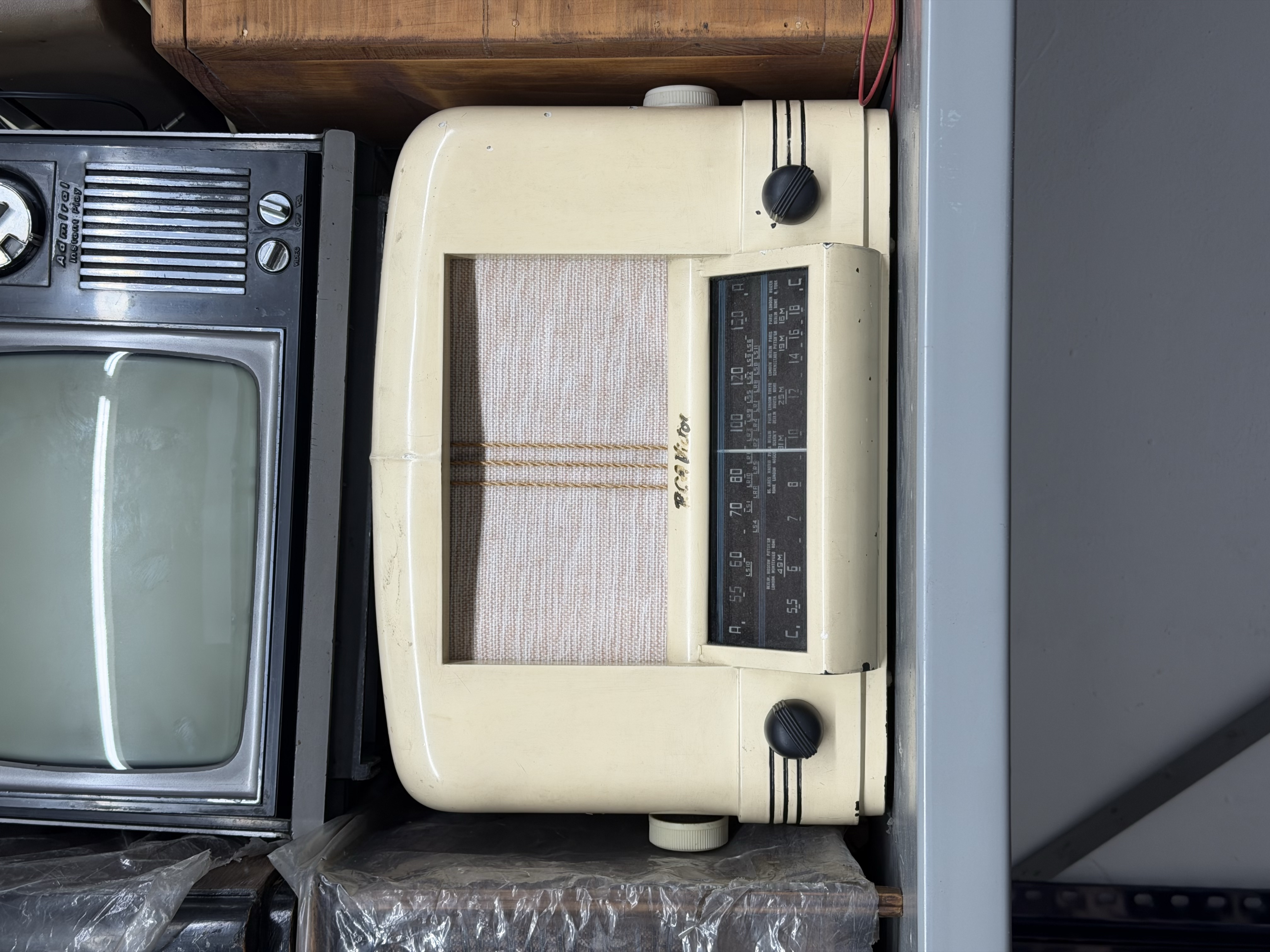 Radio mueble sin marca con puerta frontal