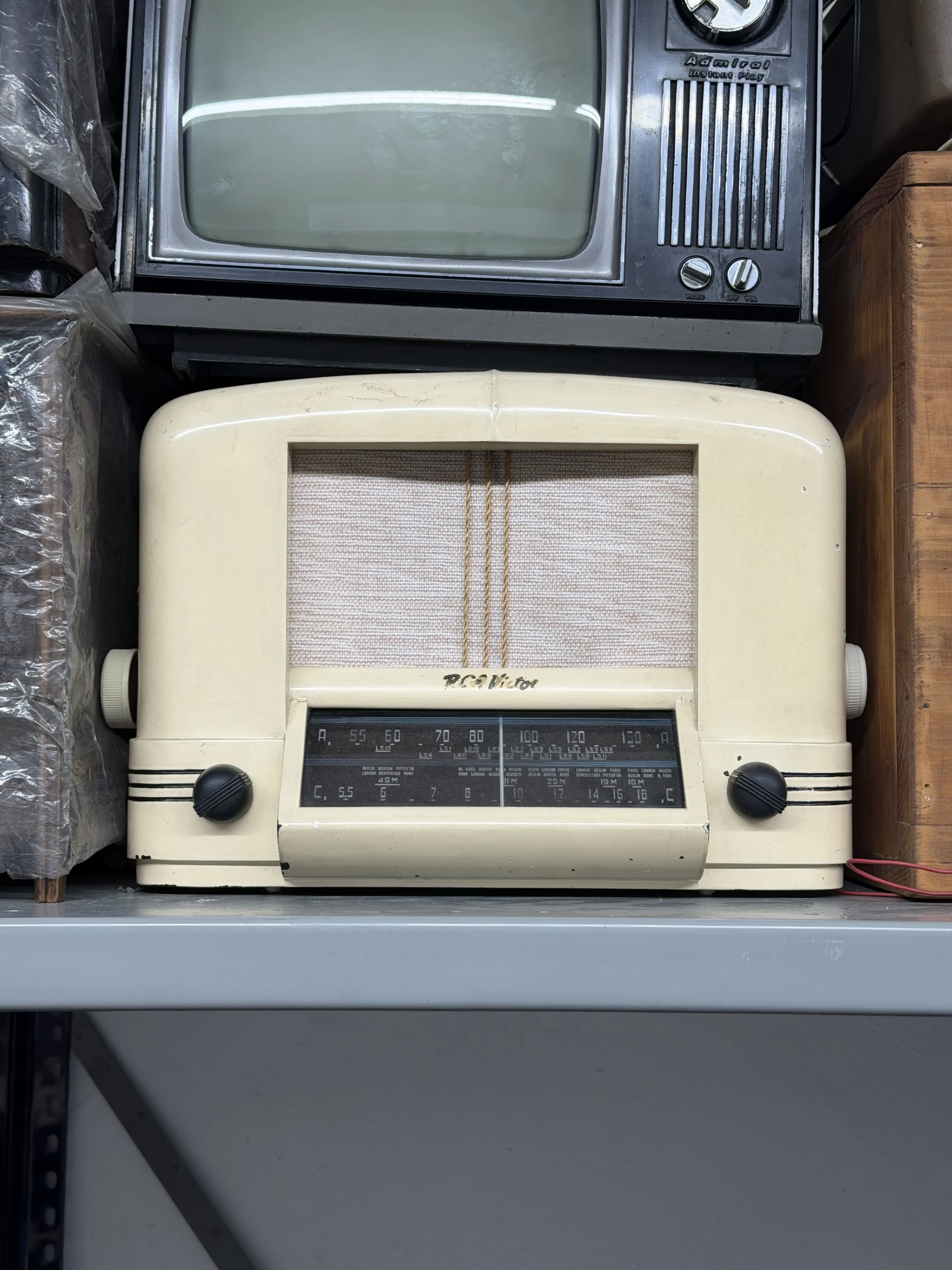 Radio mueble sin marca con puerta frontal