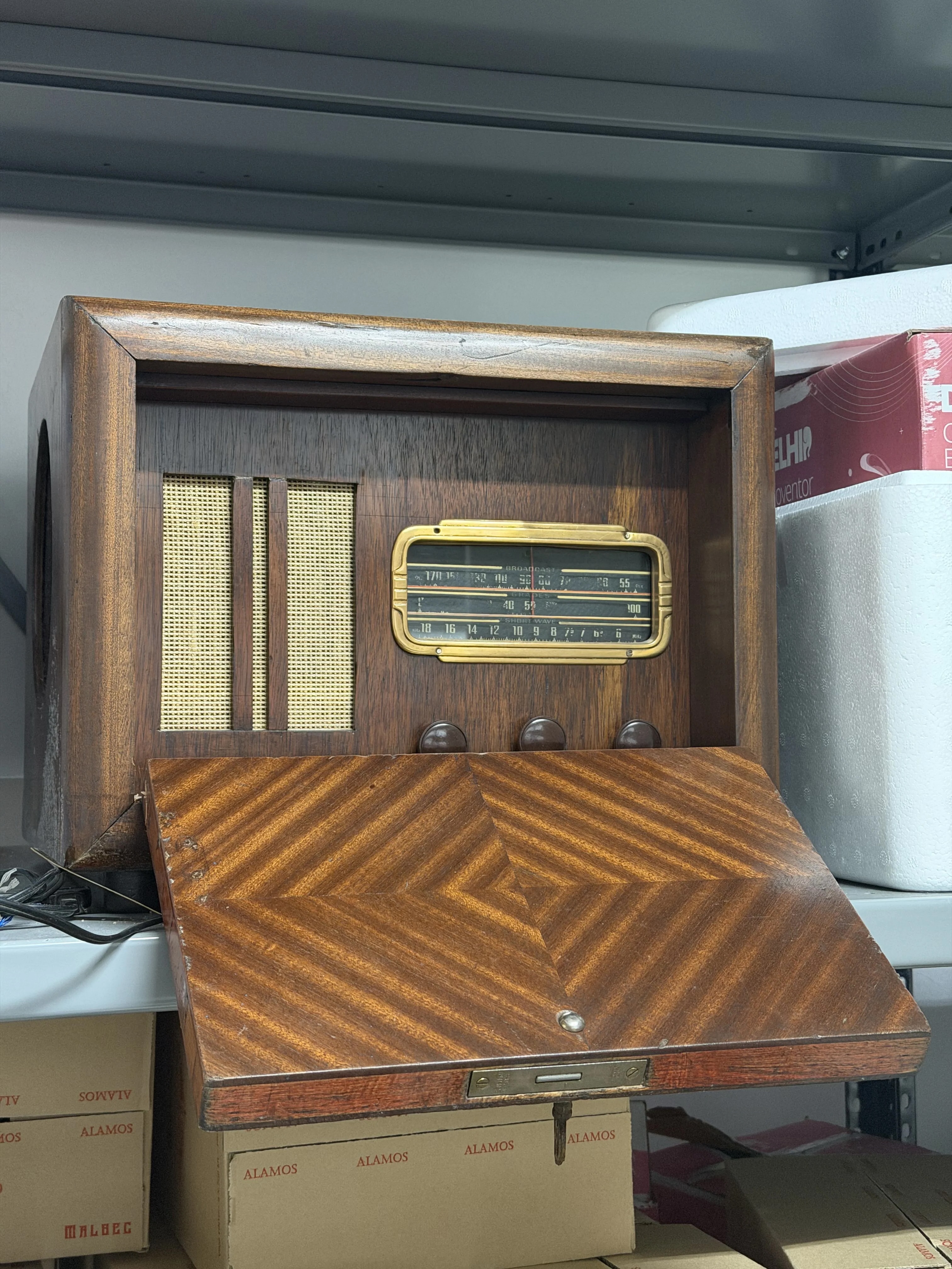 RCA Victor radio pequeña morada y dorada