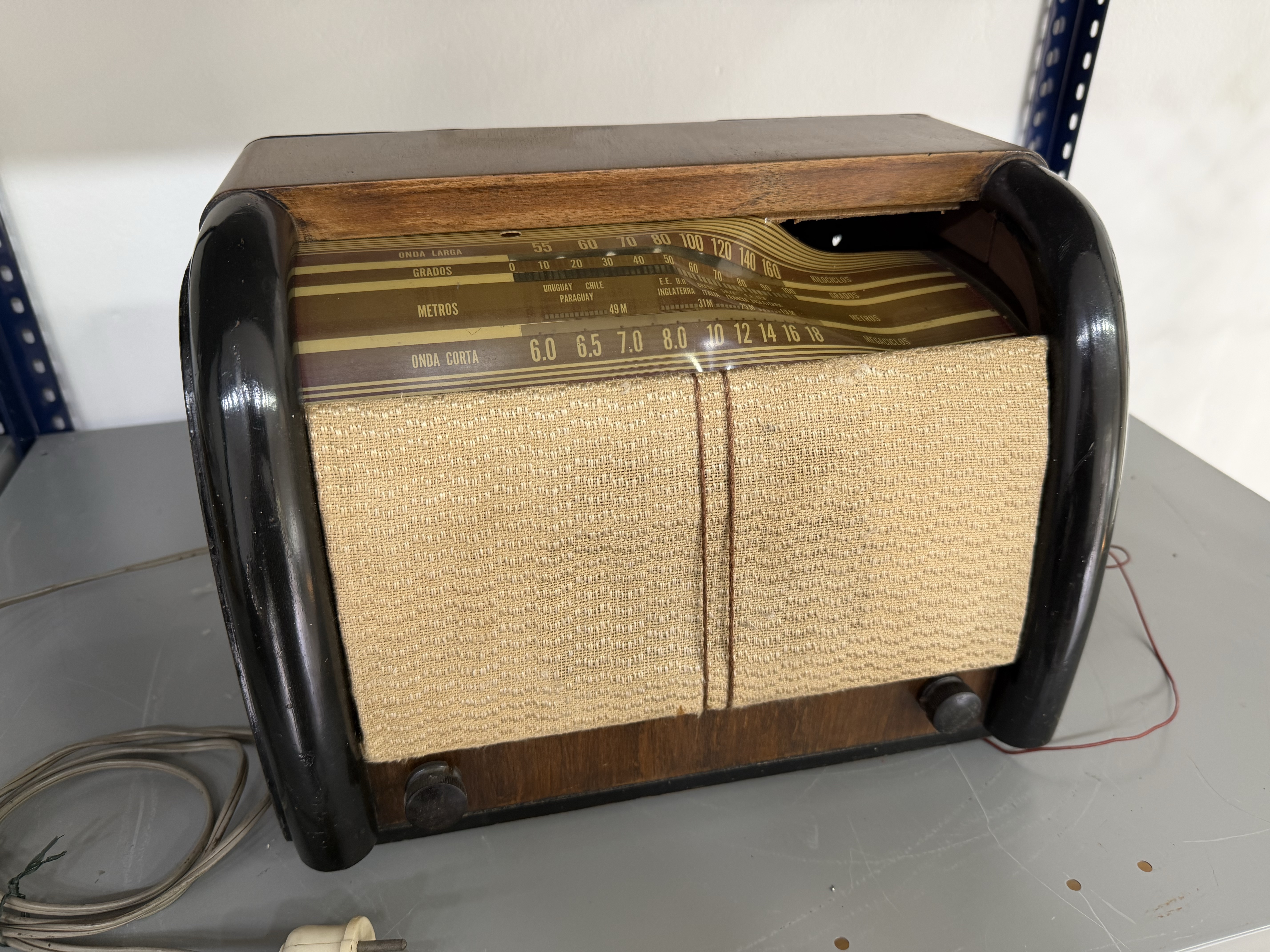 Radio a válvulas sin marca de mueble madera, industria nacional años 50-60